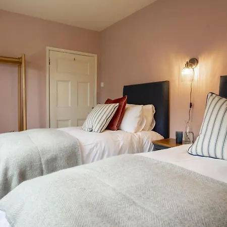 Pasture House 6 *