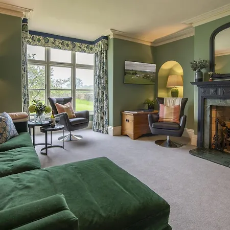 Pasture House 6 *